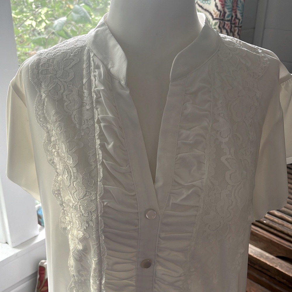 Denver Hayes Size XL Ivory colored blouse with lace/button detailing, like new! - Picture 3 of 13